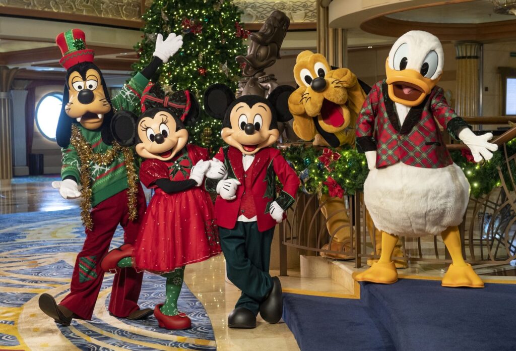 Mickey, Minnie, Pateta, Pluto e Donald em celebração de Natal da Disney Cruise Line