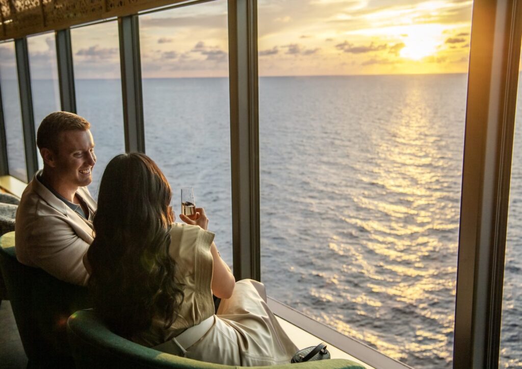 Passageiros observam o pôr do sol a bordo de um navio da Disney Cruise Line