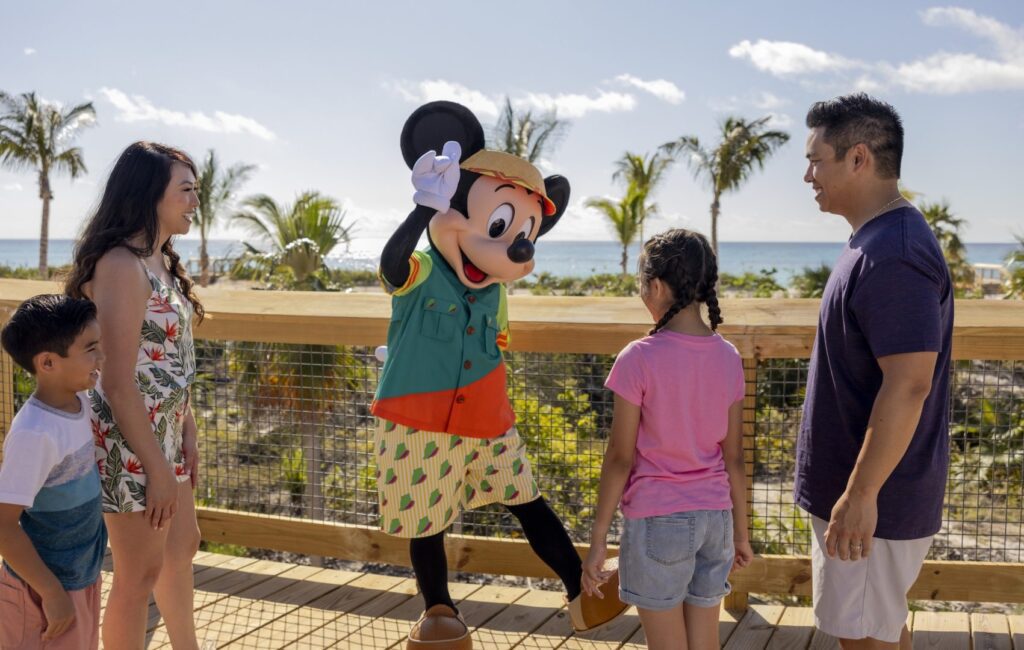 Família encontra Mickey Mouse durante experiência da Disney Cruise Line