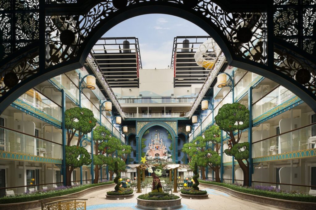 Área interna de navio da Disney Cruise Line com decoração temática