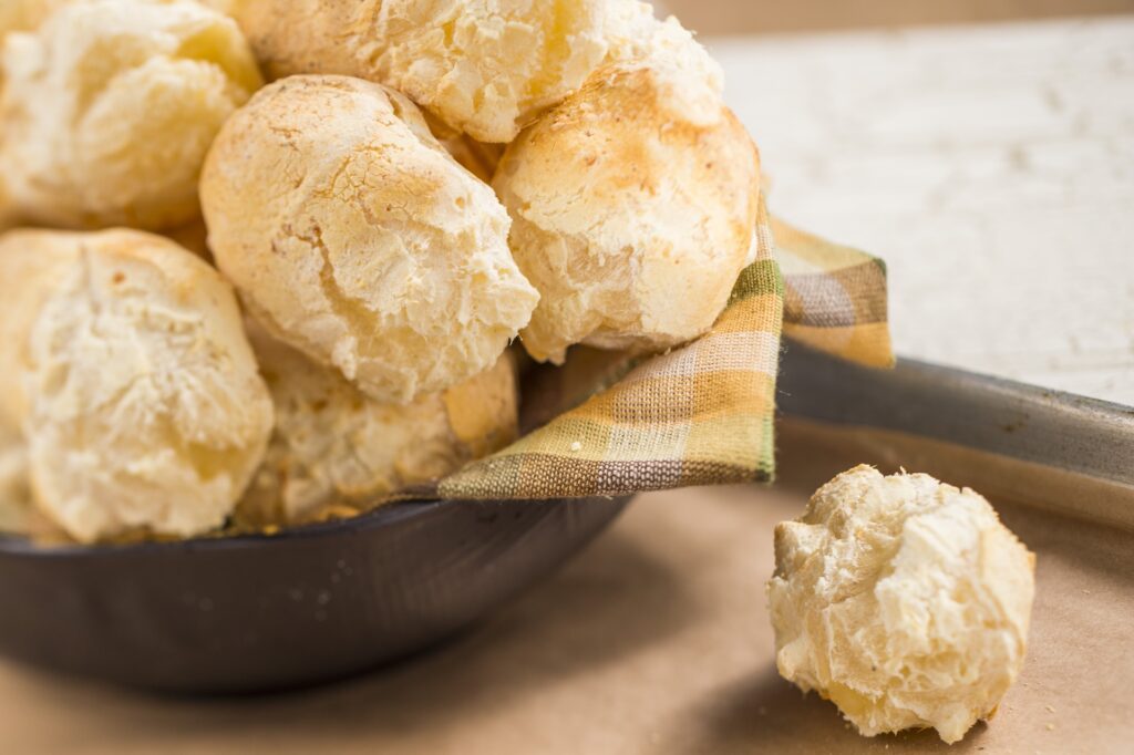 EPCOT Food & Wine Festival 2026 traz pão de queijo entre os pratos do evento