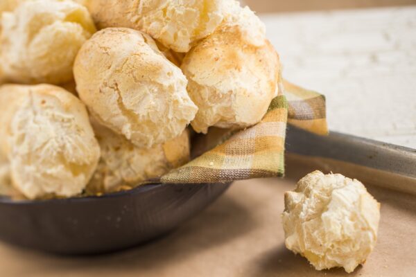 EPCOT Food & Wine Festival 2026 traz pão de queijo entre os pratos do evento