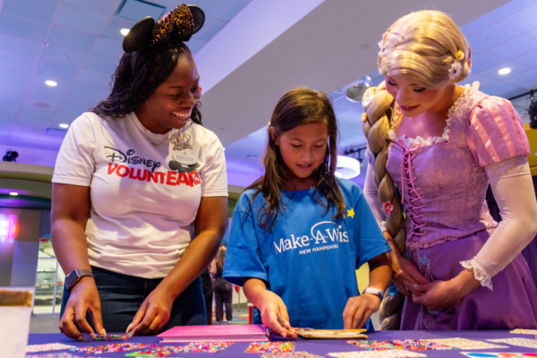 Rapunzel e Disney Volunteer durante World Princess Week no Give Kids The World
