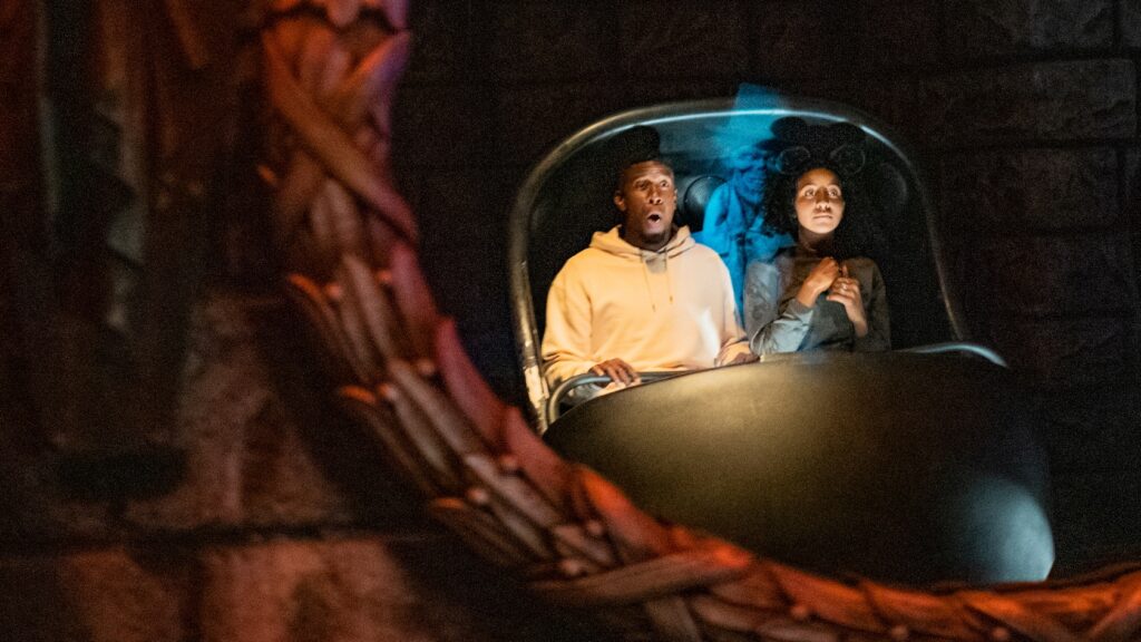 Doom Buggy da Haunted Mansion com visitantes durante a atração