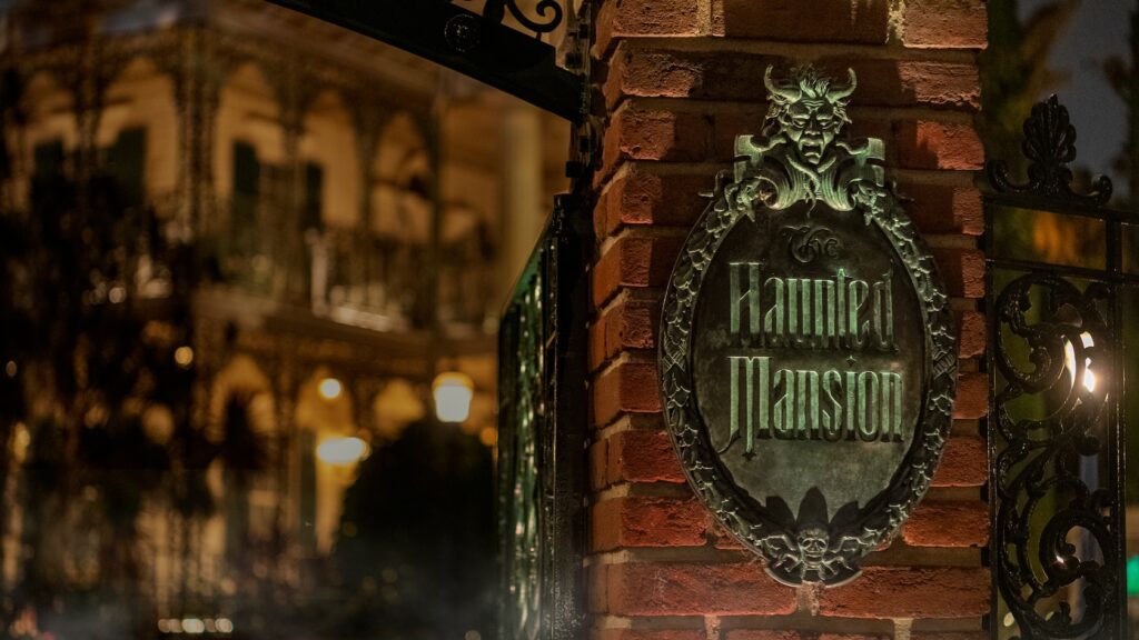 Placa da Haunted Mansion na Disneyland durante a história da atração