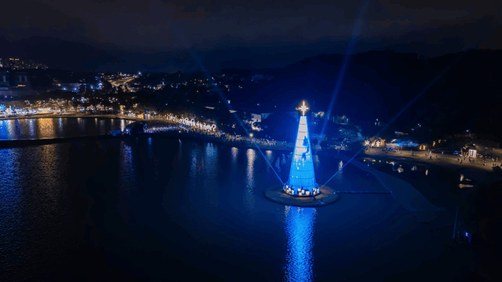 Árvore de Natal iluminada do Disney Celebra no Parque Barigui