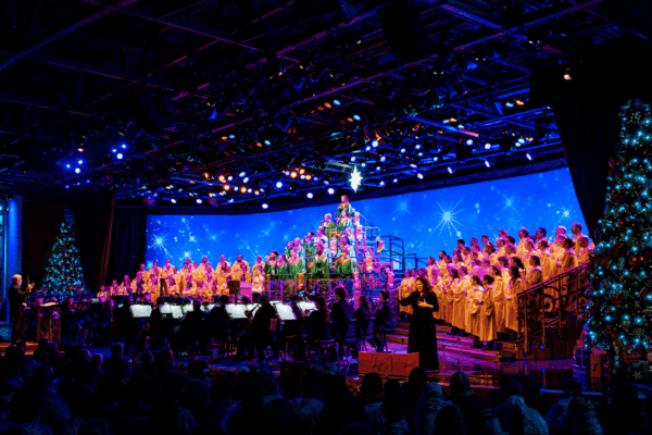 Candlelight Processional 2026 no EPCOT com coral e árvore de Natal