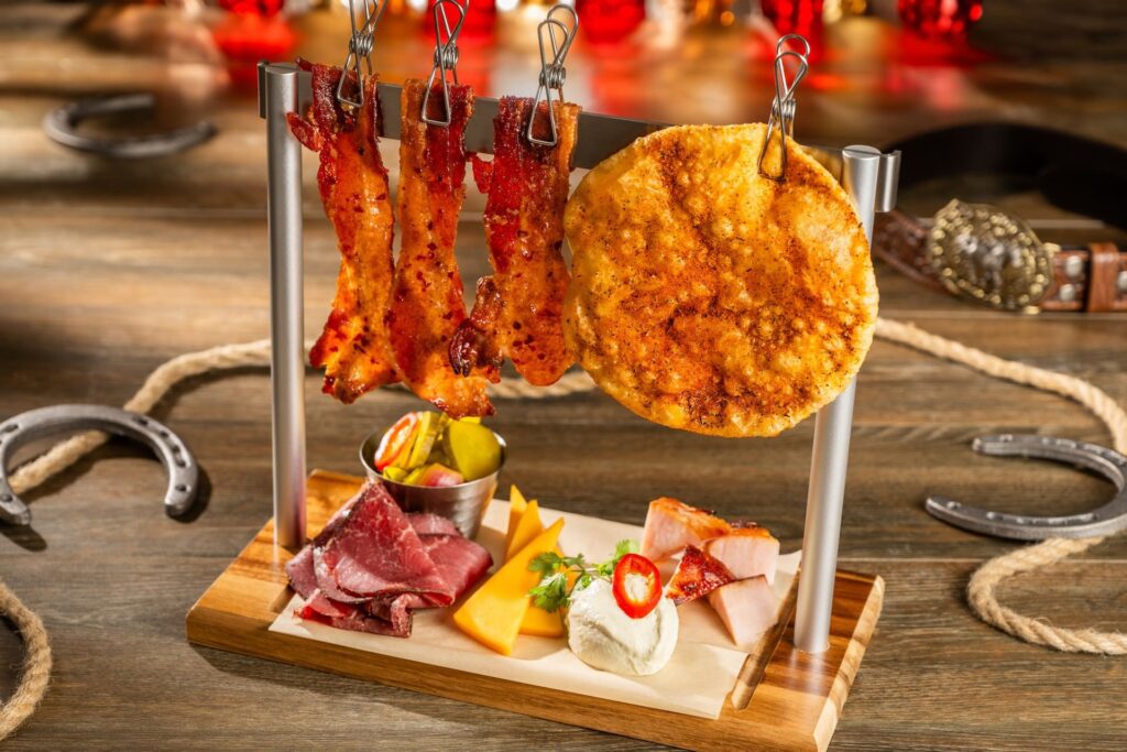 Diamond Horseshoe 2026 terá charcuterie no novo menu do Magic Kingdom