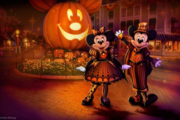 Halloween Disneyland 2026 com Mickey e Minnie em figurinos temáticos