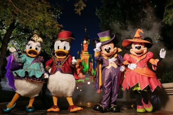 Halloween Disneyland Paris 2026 com Mickey e amigos em novos figurinos