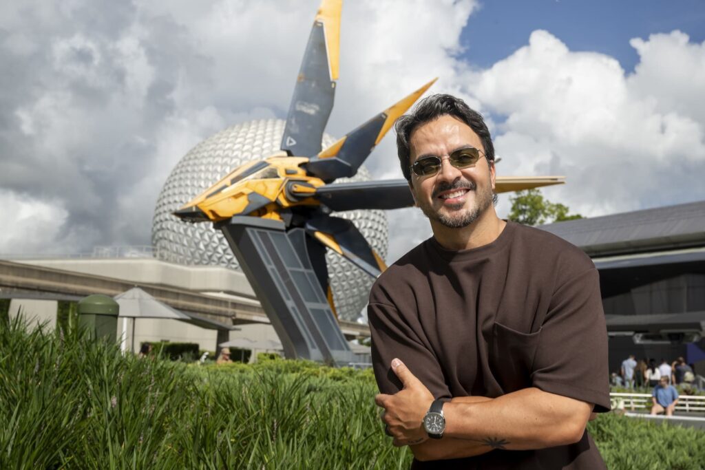 Luis Fonsi em frente a Guardians of the Galaxy Cosmic Rewind no EPCOT durante celebração do Mês da Herança Hispânica Disney World 2026