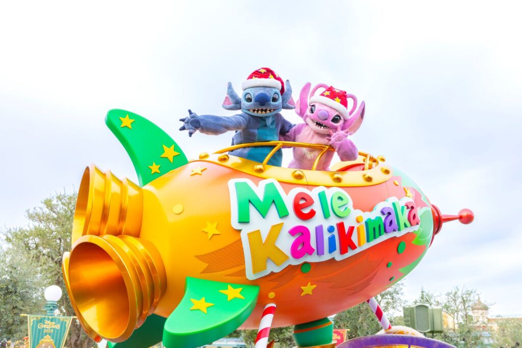 Stitch e Angel em carro alegórico de Natal no Tokyo Disney Resort