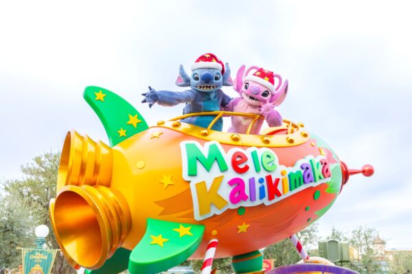 Stitch e Angel em carro alegórico de Natal no Tokyo Disney Resort