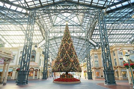Natal na Tokyo Disney Resort 2026 com árvore no World Bazaar