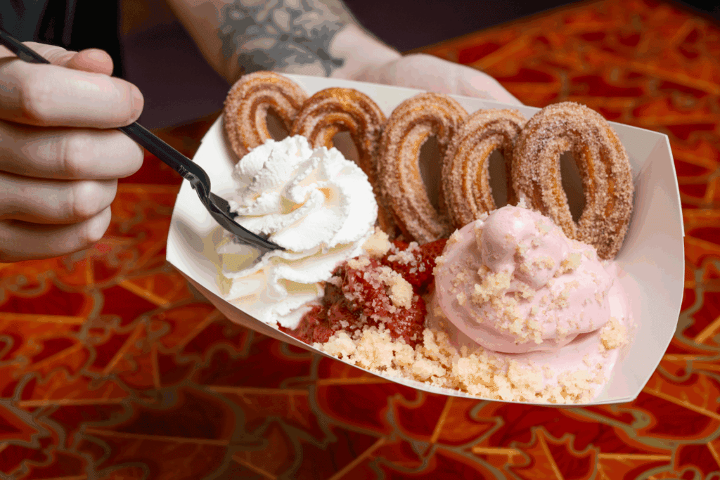 Novas comidas Disney World 2026 incluem Churro Strawberry Shortcake Sundae no EPCOT
