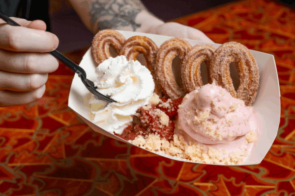 Novas comidas Disney World 2026 incluem Churro Strawberry Shortcake Sundae no EPCOT