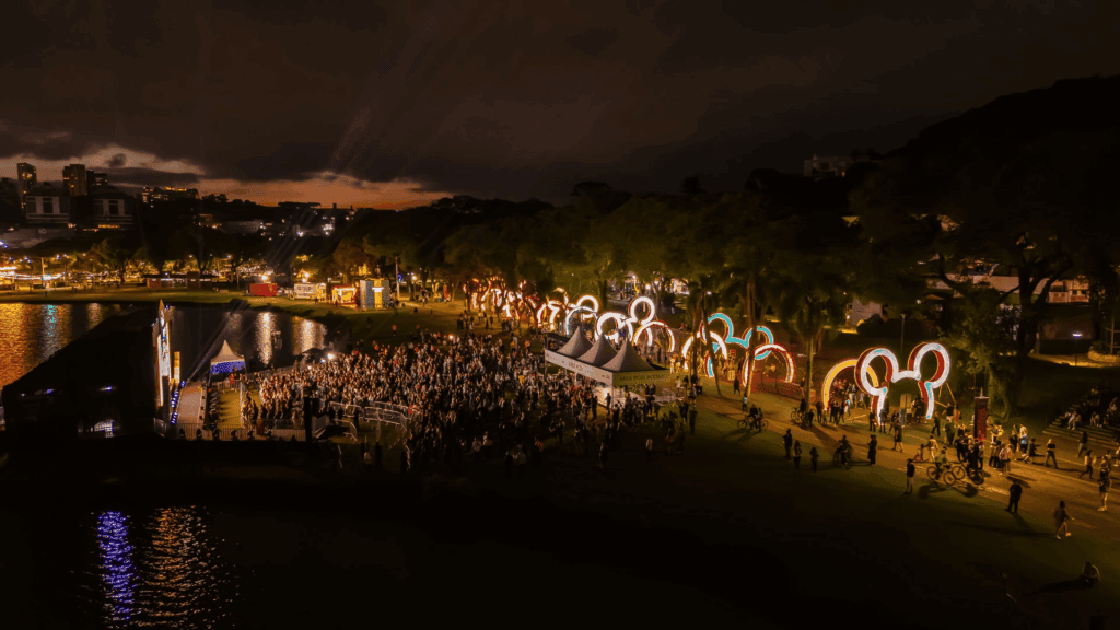 Parque Barigui iluminado durante o Disney Celebra