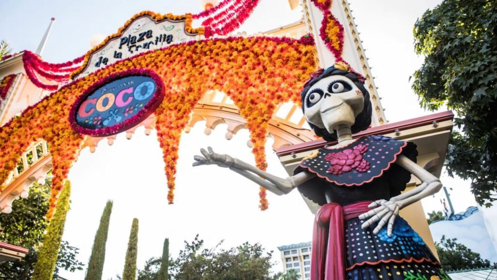 Plaza de la Familia 2026 com decoração inspirada em Coco no Disney California Adventure