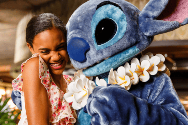 Personagem Stitch durante encontro com visitante em experiência Disney
