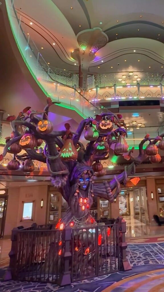 Solara no Disney Destiny durante o Halloween on the High Seas 2026