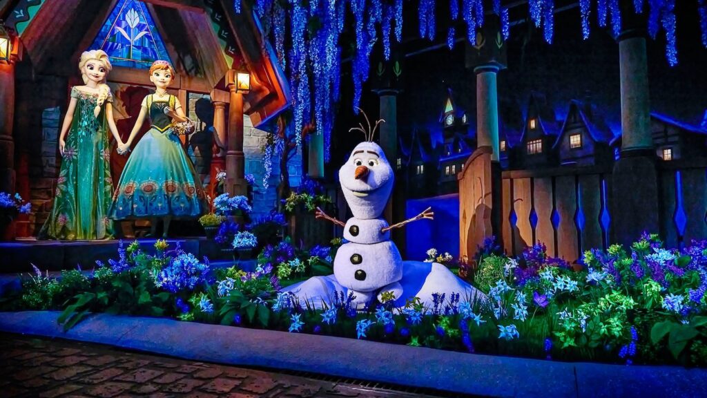 Anna, Elsa e Olaf em Frozen Ever After no World of Frozen de Hong Kong Disneyland, um dos universo que contam com um dos melhores audiolivros Disney